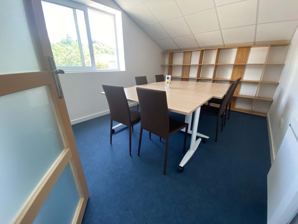Salle Arves trois bureau au centre de la pièce, 6 places assises + étagères